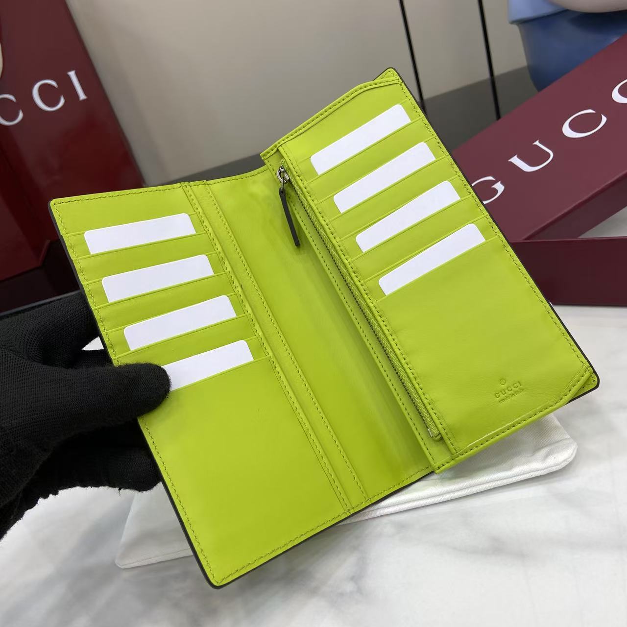 p230。《配全套原厂专柜包装》【新品】系列名称“Gucci Imprint”尽释GG字母交织图案的恒久优雅魅力，该图案以富有触感的细节装点日常风格单品。这款卡片夹以印花压纹GG粒面牛皮革打造，巧妙融入同色调云纹织物衬里。
荧光绿色印花压纹GG粒面牛皮革
荧光绿色云纹织物衬里
型号：835014。
尺寸：19厘米（宽）x 10厘米（高）x2厘米（厚）
重量：约80克
颜色：荧光绿色压花。
意大利创作