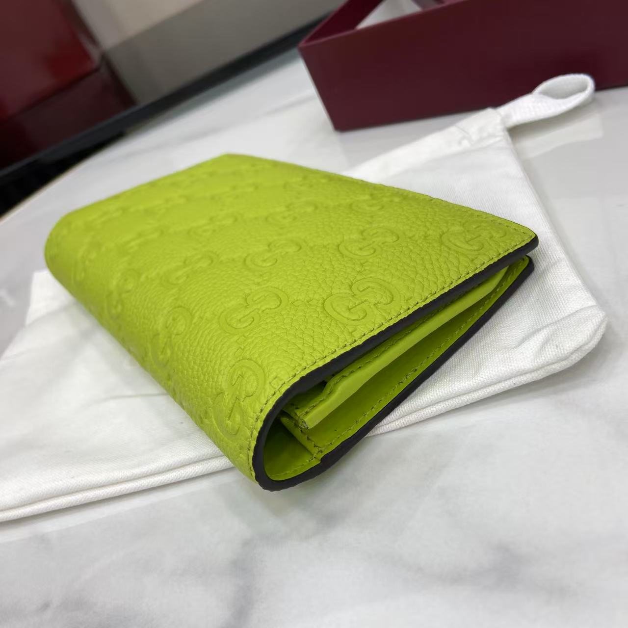 p230。《配全套原厂专柜包装》【新品】系列名称“Gucci Imprint”尽释GG字母交织图案的恒久优雅魅力，该图案以富有触感的细节装点日常风格单品。这款卡片夹以印花压纹GG粒面牛皮革打造，巧妙融入同色调云纹织物衬里。
荧光绿色印花压纹GG粒面牛皮革
荧光绿色云纹织物衬里
型号：835014。
尺寸：19厘米（宽）x 10厘米（高）x2厘米（厚）
重量：约80克
颜色：荧光绿色压花。
意大利创作