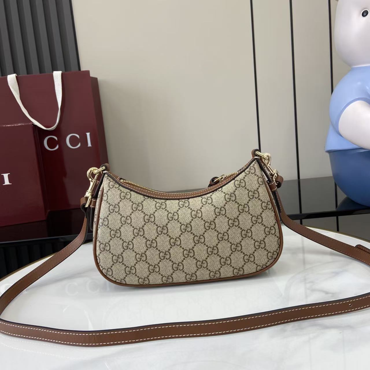 Gucci Emblem Shoulder Bag with Chain Strap, Beige & Brown 4 i1755851232687 2183 0 2
