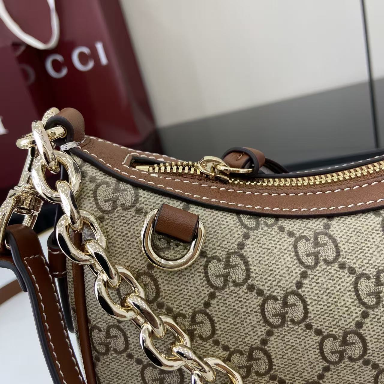 Gucci Emblem Shoulder Bag with Chain Strap, Beige & Brown 6 i1755851234971 1989 0 4
