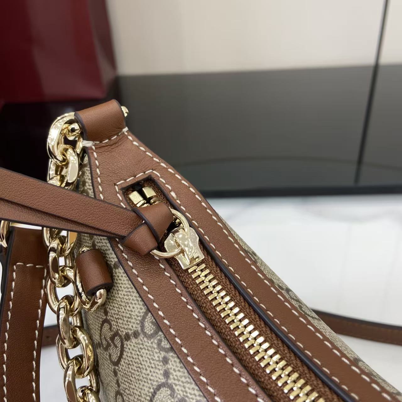 Gucci Emblem Shoulder Bag with Chain Strap, Beige & Brown 8 i1755851234971 775 0 6