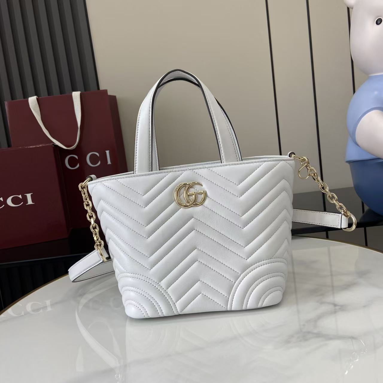Gucci Marmont White Leather Tote Bag with Chain Strap – Stylish & Versatile