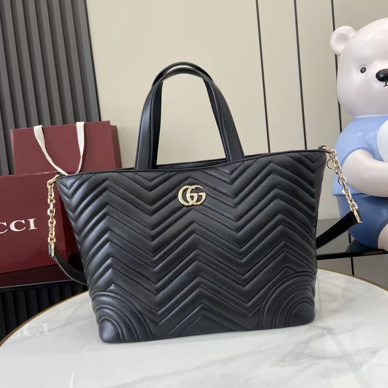 Gucci Marmont Black Leather Tote Bag with Chain Strap – Versatile Design
