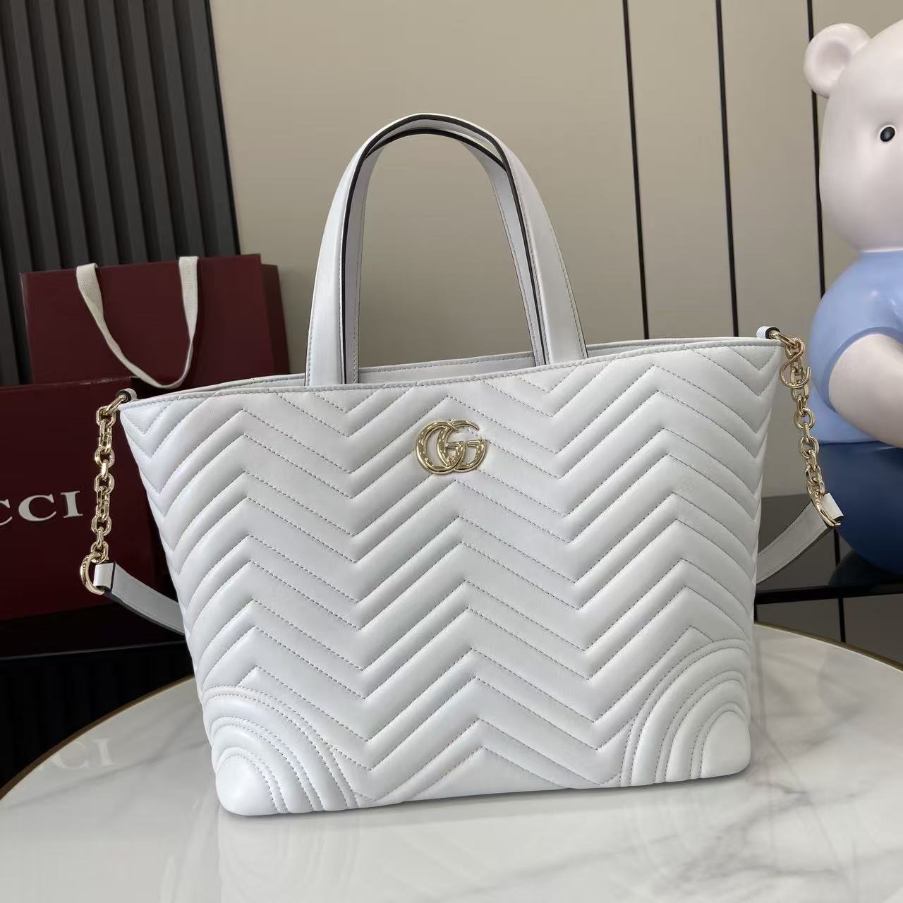 Gucci Marmont White Leather Tote Bag with Chain Strap – Versatile Design