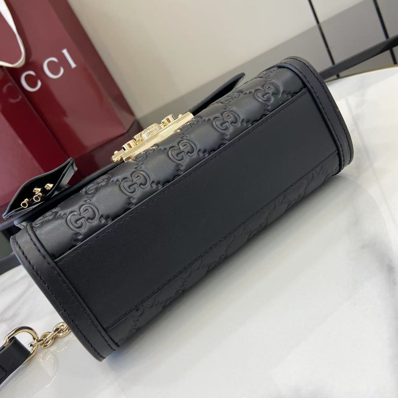 p640。《配全套原厂专柜包装》【新品】Padlock系列以现代廓形惊艳亮相2025早秋系列，解锁多种背携方式。此款式手提或斜挎皆宜，织带衬里致敬品牌标志性元素。
黑色GG字母交织图案涂层织物
黑色皮革滚边
浅金色调配件
黑色棉布衬里
内部：一个开口袋
外部：一个开口袋
提手（6厘米高）
可拆卸可调节皮革肩带（高度：57厘米 – 62厘米；长度：103厘米 – 123厘米）
挂锁锁扣，配有皮革钥匙扣
型号：848884。
尺寸：20厘米（宽）x 13厘米（高）x 8厘米（深）
重量：约0.6千克
颜色：黑色/压花。
意大利创作