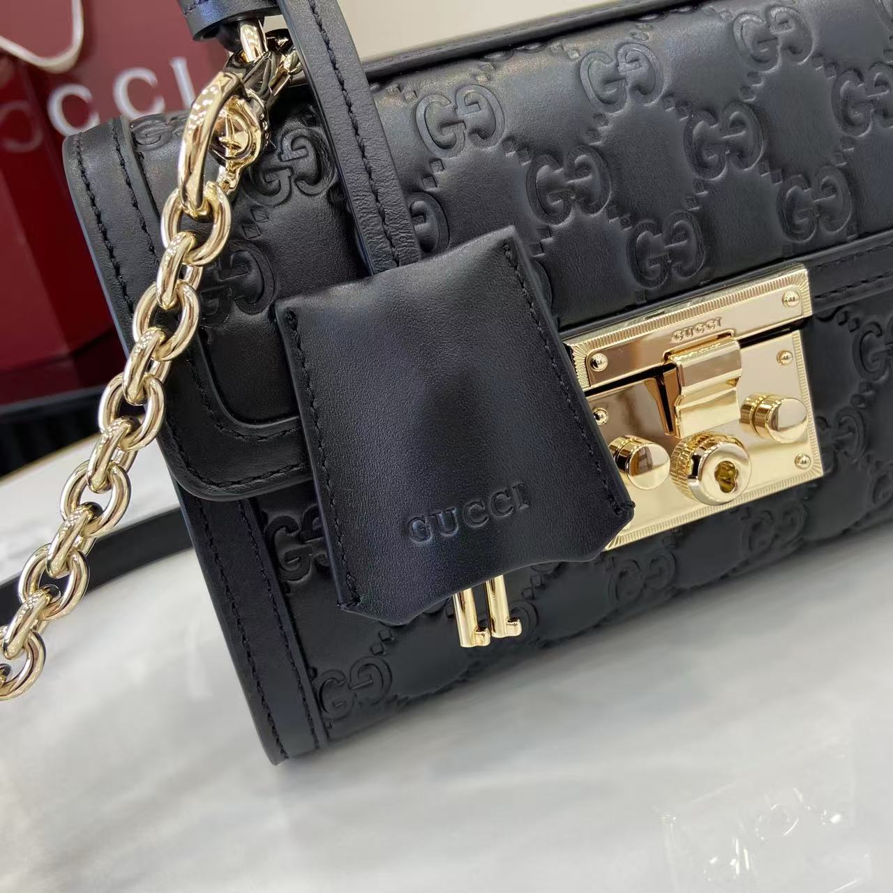 p640。《配全套原厂专柜包装》【新品】Padlock系列以现代廓形惊艳亮相2025早秋系列，解锁多种背携方式。此款式手提或斜挎皆宜，织带衬里致敬品牌标志性元素。
黑色GG字母交织图案涂层织物
黑色皮革滚边
浅金色调配件
黑色棉布衬里
内部：一个开口袋
外部：一个开口袋
提手（6厘米高）
可拆卸可调节皮革肩带（高度：57厘米 – 62厘米；长度：103厘米 – 123厘米）
挂锁锁扣，配有皮革钥匙扣
型号：848884。
尺寸：20厘米（宽）x 13厘米（高）x 8厘米（深）
重量：约0.6千克
颜色：黑色/压花。
意大利创作