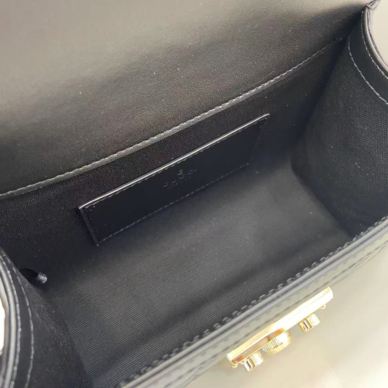 p640。《配全套原厂专柜包装》【新品】Padlock系列以现代廓形惊艳亮相2025早秋系列，解锁多种背携方式。此款式手提或斜挎皆宜，织带衬里致敬品牌标志性元素。
黑色GG字母交织图案涂层织物
黑色皮革滚边
浅金色调配件
黑色棉布衬里
内部：一个开口袋
外部：一个开口袋
提手（6厘米高）
可拆卸可调节皮革肩带（高度：57厘米 – 62厘米；长度：103厘米 – 123厘米）
挂锁锁扣，配有皮革钥匙扣
型号：848884。
尺寸：20厘米（宽）x 13厘米（高）x 8厘米（深）
重量：约0.6千克
颜色：黑色/压花。
意大利创作