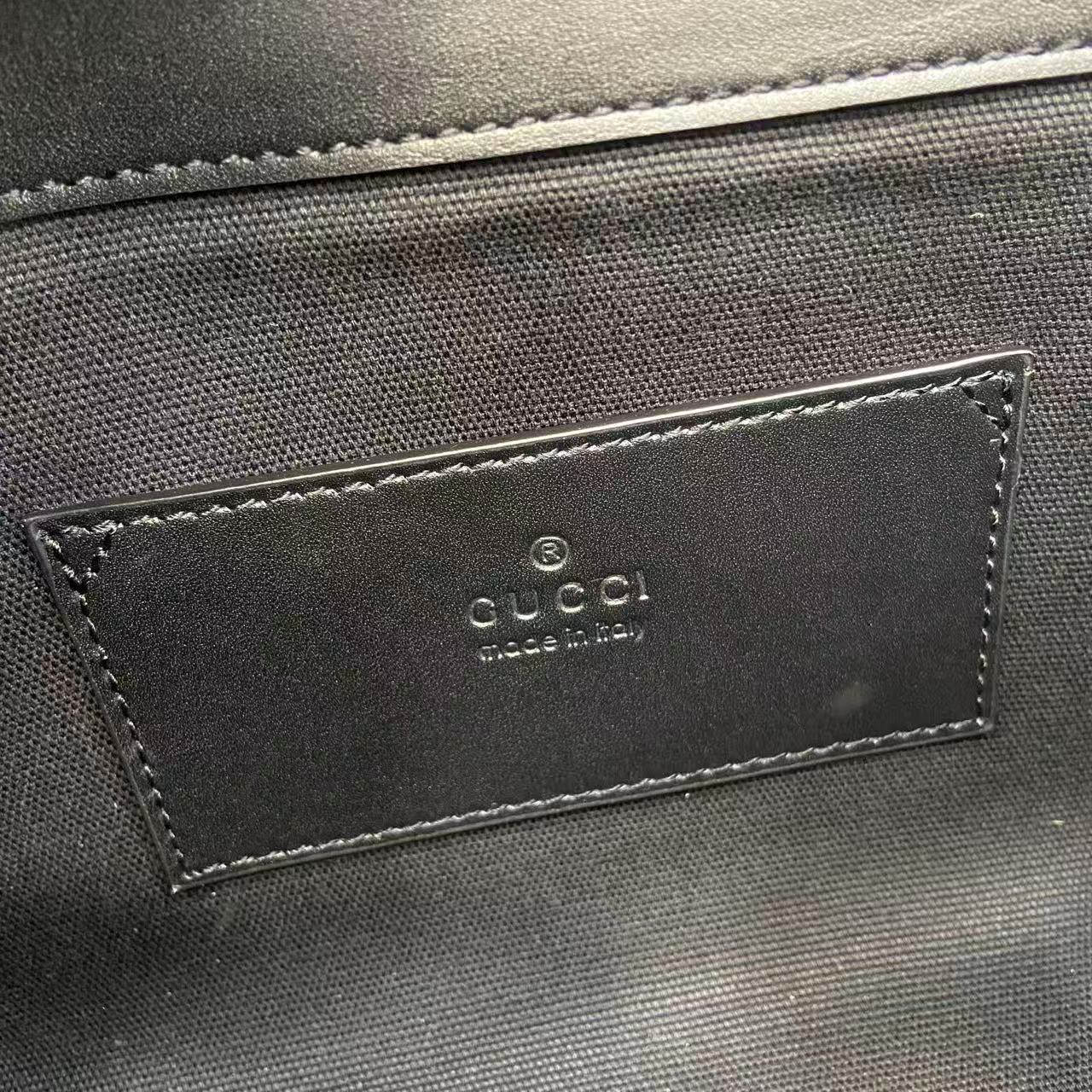 p640。《配全套原厂专柜包装》【新品】Padlock系列以现代廓形惊艳亮相2025早秋系列，解锁多种背携方式。此款式手提或斜挎皆宜，织带衬里致敬品牌标志性元素。
黑色GG字母交织图案涂层织物
黑色皮革滚边
浅金色调配件
黑色棉布衬里
内部：一个开口袋
外部：一个开口袋
提手（6厘米高）
可拆卸可调节皮革肩带（高度：57厘米 – 62厘米；长度：103厘米 – 123厘米）
挂锁锁扣，配有皮革钥匙扣
型号：848884。
尺寸：20厘米（宽）x 13厘米（高）x 8厘米（深）
重量：约0.6千克
颜色：黑色/压花。
意大利创作