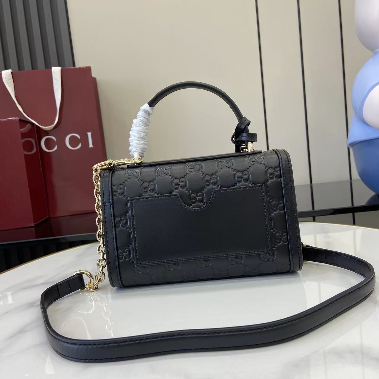 p640。《配全套原厂专柜包装》【新品】Padlock系列以现代廓形惊艳亮相2025早秋系列，解锁多种背携方式。此款式手提或斜挎皆宜，织带衬里致敬品牌标志性元素。
黑色GG字母交织图案涂层织物
黑色皮革滚边
浅金色调配件
黑色棉布衬里
内部：一个开口袋
外部：一个开口袋
提手（6厘米高）
可拆卸可调节皮革肩带（高度：57厘米 – 62厘米；长度：103厘米 – 123厘米）
挂锁锁扣，配有皮革钥匙扣
型号：848884。
尺寸：20厘米（宽）x 13厘米（高）x 8厘米（深）
重量：约0.6千克
颜色：黑色/压花。
意大利创作