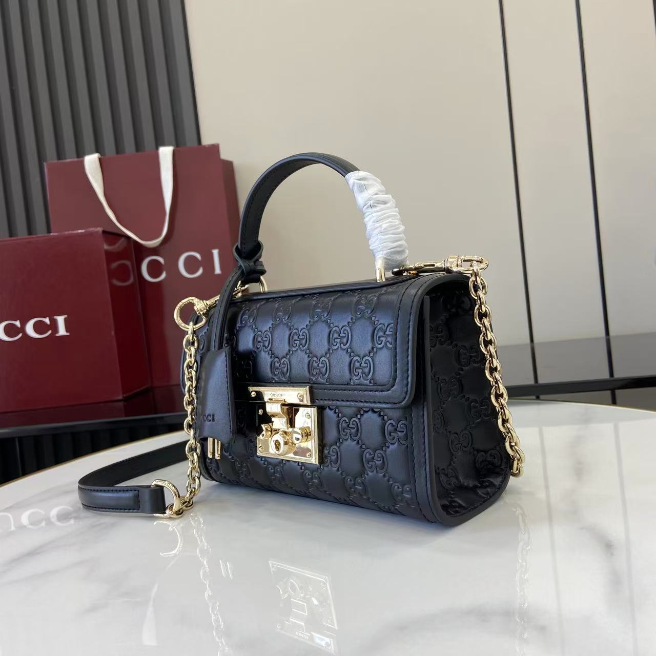 p640。《配全套原厂专柜包装》【新品】Padlock系列以现代廓形惊艳亮相2025早秋系列，解锁多种背携方式。此款式手提或斜挎皆宜，织带衬里致敬品牌标志性元素。
黑色GG字母交织图案涂层织物
黑色皮革滚边
浅金色调配件
黑色棉布衬里
内部：一个开口袋
外部：一个开口袋
提手（6厘米高）
可拆卸可调节皮革肩带（高度：57厘米 – 62厘米；长度：103厘米 – 123厘米）
挂锁锁扣，配有皮革钥匙扣
型号：848884。
尺寸：20厘米（宽）x 13厘米（高）x 8厘米（深）
重量：约0.6千克
颜色：黑色/压花。
意大利创作