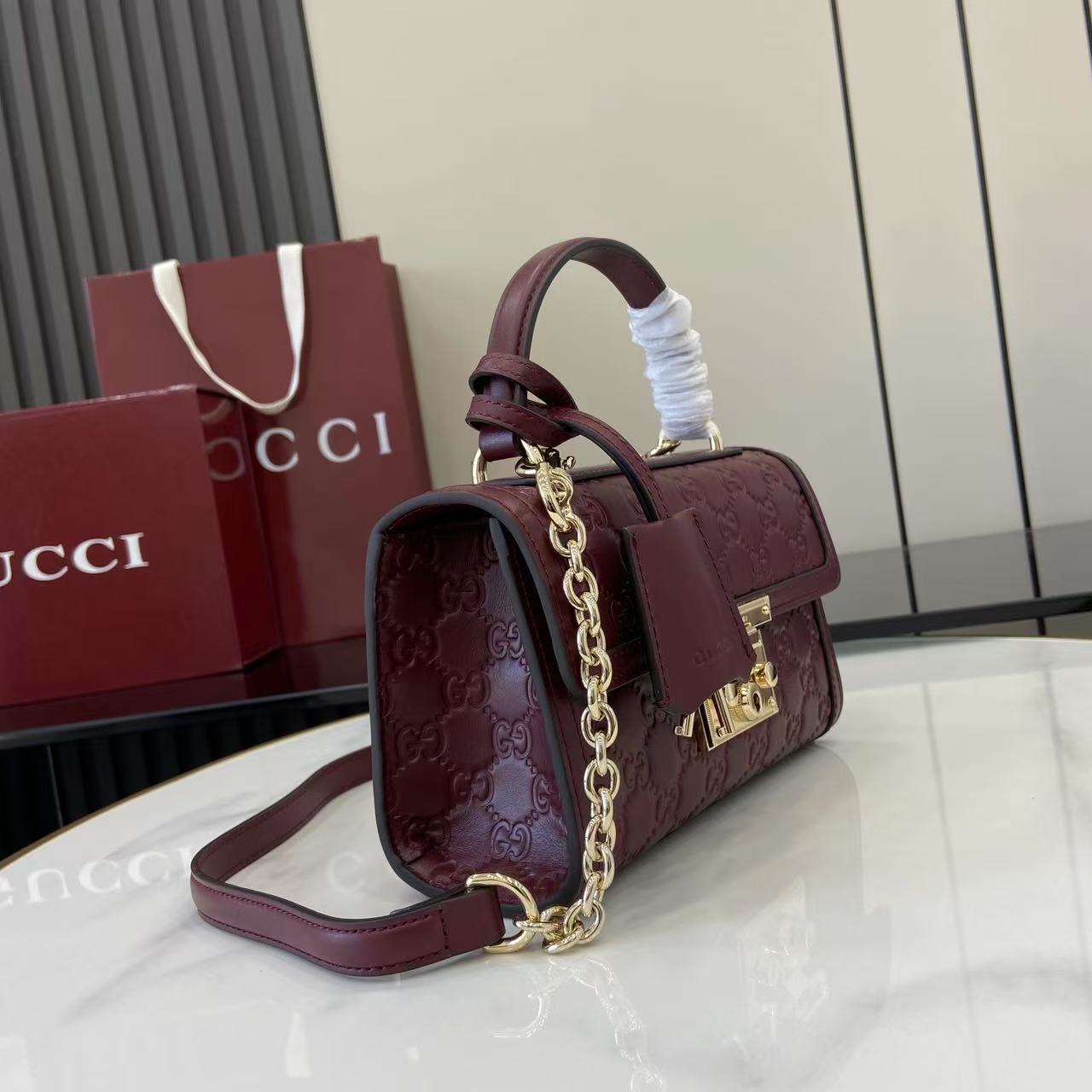 p640。《配全套原厂专柜包装》【新品】Padlock系列以现代廓形惊艳亮相2025早秋系列，解锁多种背携方式。此款式手提或斜挎皆宜，织带衬里致敬品牌标志性元素。
安可拉红色GG字母交织图案涂层织物
安可拉红色皮革滚边
浅金色调配件
安可拉红色棉布衬里
内部：一个开口袋
外部：一个开口袋
提手（6厘米高）
可拆卸可调节皮革肩带（高度：57厘米 – 62厘米；长度：103厘米 – 123厘米）
挂锁锁扣，配有皮革钥匙扣
型号：848884。
尺寸：20厘米（宽）x 13厘米（高）x 8厘米（深）
重量：约0.6千克
颜色：安可拉红色/压花。
意大利创作