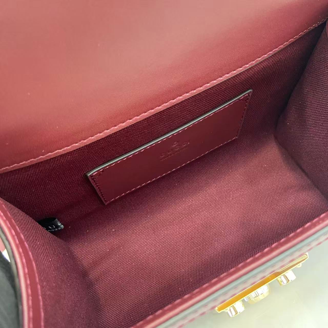 p640。《配全套原厂专柜包装》【新品】Padlock系列以现代廓形惊艳亮相2025早秋系列，解锁多种背携方式。此款式手提或斜挎皆宜，织带衬里致敬品牌标志性元素。
安可拉红色GG字母交织图案涂层织物
安可拉红色皮革滚边
浅金色调配件
安可拉红色棉布衬里
内部：一个开口袋
外部：一个开口袋
提手（6厘米高）
可拆卸可调节皮革肩带（高度：57厘米 – 62厘米；长度：103厘米 – 123厘米）
挂锁锁扣，配有皮革钥匙扣
型号：848884。
尺寸：20厘米（宽）x 13厘米（高）x 8厘米（深）
重量：约0.6千克
颜色：安可拉红色/压花。
意大利创作