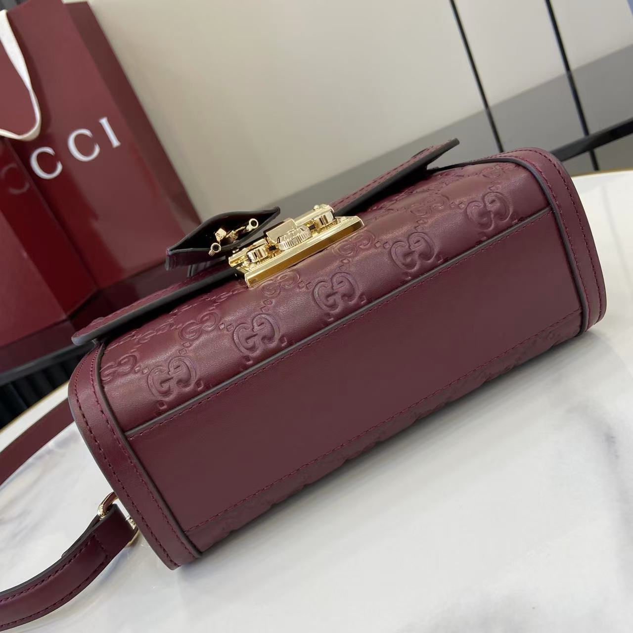 p640。《配全套原厂专柜包装》【新品】Padlock系列以现代廓形惊艳亮相2025早秋系列，解锁多种背携方式。此款式手提或斜挎皆宜，织带衬里致敬品牌标志性元素。
安可拉红色GG字母交织图案涂层织物
安可拉红色皮革滚边
浅金色调配件
安可拉红色棉布衬里
内部：一个开口袋
外部：一个开口袋
提手（6厘米高）
可拆卸可调节皮革肩带（高度：57厘米 – 62厘米；长度：103厘米 – 123厘米）
挂锁锁扣，配有皮革钥匙扣
型号：848884。
尺寸：20厘米（宽）x 13厘米（高）x 8厘米（深）
重量：约0.6千克
颜色：安可拉红色/压花。
意大利创作