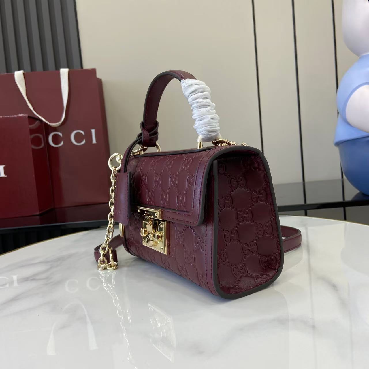 p640。《配全套原厂专柜包装》【新品】Padlock系列以现代廓形惊艳亮相2025早秋系列，解锁多种背携方式。此款式手提或斜挎皆宜，织带衬里致敬品牌标志性元素。
安可拉红色GG字母交织图案涂层织物
安可拉红色皮革滚边
浅金色调配件
安可拉红色棉布衬里
内部：一个开口袋
外部：一个开口袋
提手（6厘米高）
可拆卸可调节皮革肩带（高度：57厘米 – 62厘米；长度：103厘米 – 123厘米）
挂锁锁扣，配有皮革钥匙扣
型号：848884。
尺寸：20厘米（宽）x 13厘米（高）x 8厘米（深）
重量：约0.6千克
颜色：安可拉红色/压花。
意大利创作
