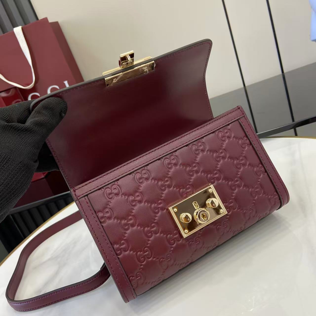 p640。《配全套原厂专柜包装》【新品】Padlock系列以现代廓形惊艳亮相2025早秋系列，解锁多种背携方式。此款式手提或斜挎皆宜，织带衬里致敬品牌标志性元素。
安可拉红色GG字母交织图案涂层织物
安可拉红色皮革滚边
浅金色调配件
安可拉红色棉布衬里
内部：一个开口袋
外部：一个开口袋
提手（6厘米高）
可拆卸可调节皮革肩带（高度：57厘米 – 62厘米；长度：103厘米 – 123厘米）
挂锁锁扣，配有皮革钥匙扣
型号：848884。
尺寸：20厘米（宽）x 13厘米（高）x 8厘米（深）
重量：约0.6千克
颜色：安可拉红色/压花。
意大利创作