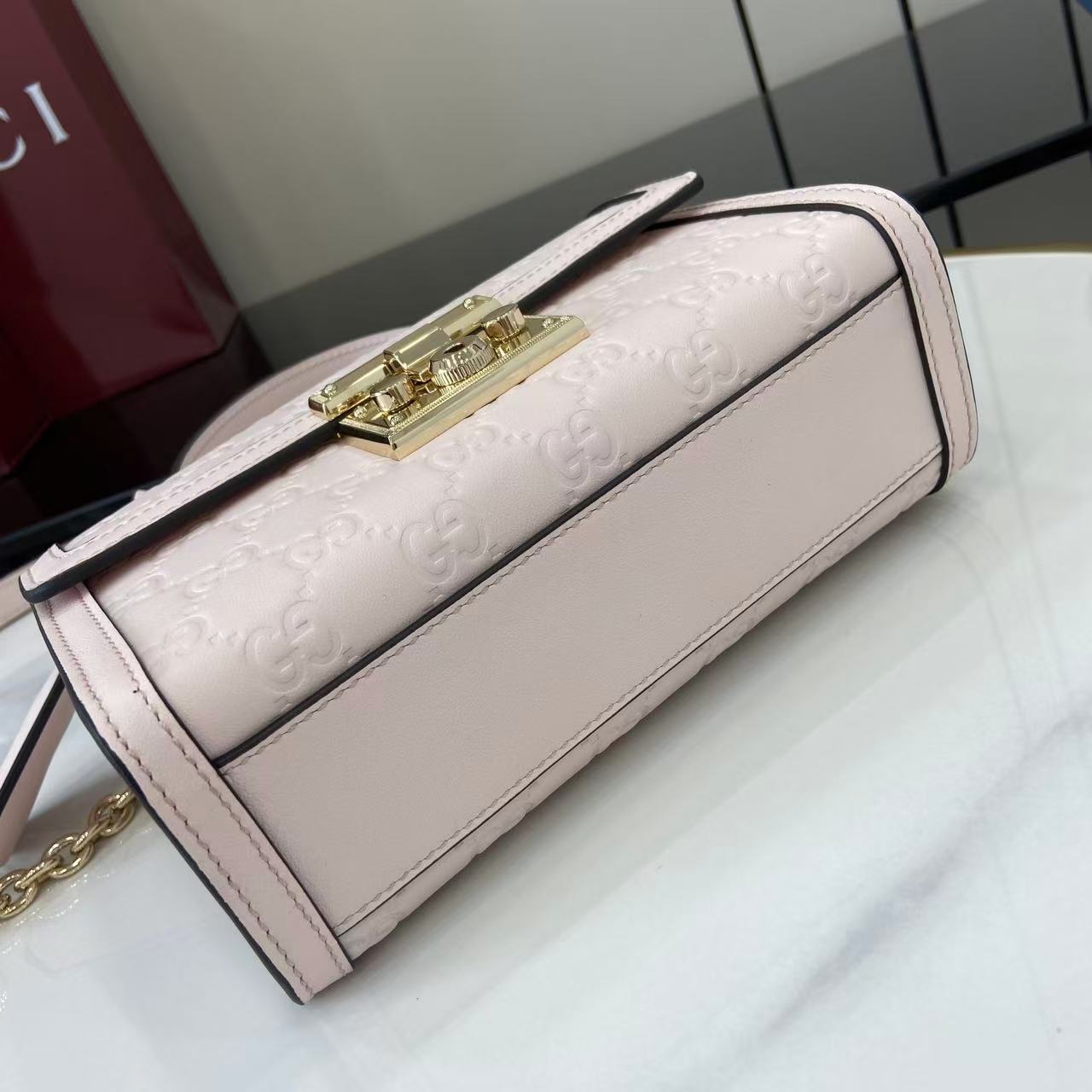 p640。《配全套原厂专柜包装》【新品】Padlock系列以现代廓形惊艳亮相2025早秋系列，解锁多种背携方式。此款式手提或斜挎皆宜，织带衬里致敬品牌标志性元素。
浅粉色GG字母交织图案涂层织物
浅粉色皮革滚边
浅金色调配件
浅粉色棉布衬里
内部：一个开口袋
外部：一个开口袋
提手（6厘米高）
可拆卸可调节皮革肩带（高度：57厘米 – 62厘米；长度：103厘米 – 123厘米）
挂锁锁扣，配有皮革钥匙扣
型号：848884。
尺寸：20厘米（宽）x 13厘米（高）x 8厘米（深）
重量：约0.6千克
颜色：浅粉色/压花。
意大利创作
