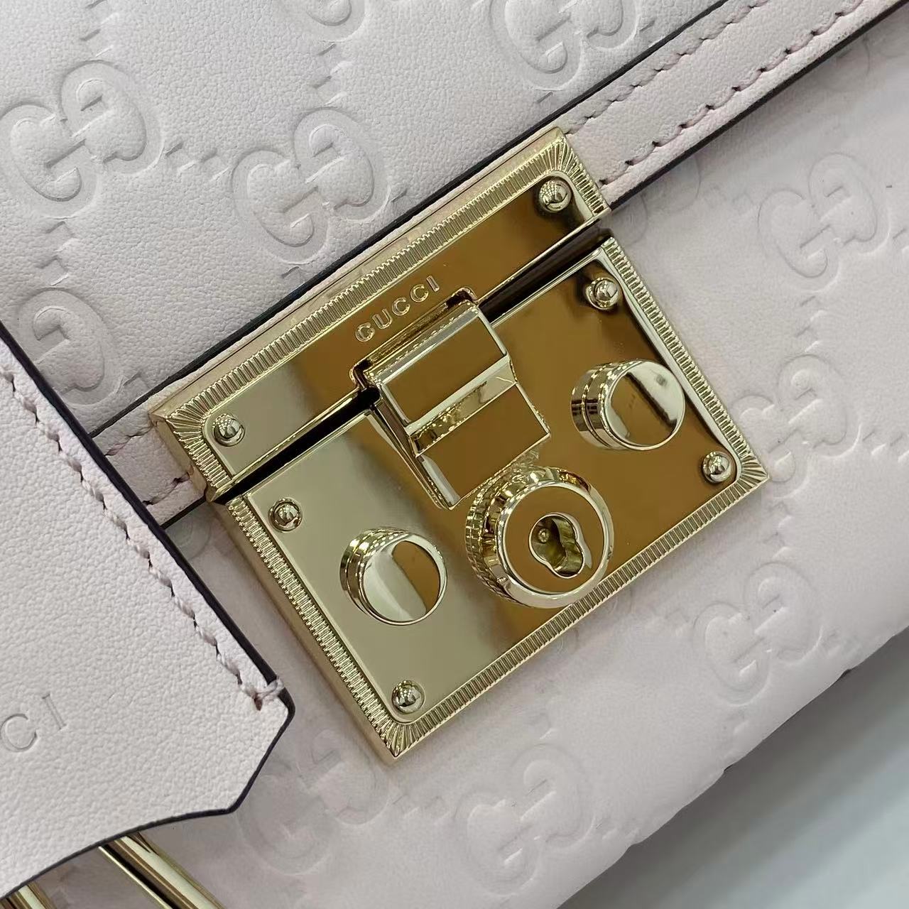 p640。《配全套原厂专柜包装》【新品】Padlock系列以现代廓形惊艳亮相2025早秋系列，解锁多种背携方式。此款式手提或斜挎皆宜，织带衬里致敬品牌标志性元素。
浅粉色GG字母交织图案涂层织物
浅粉色皮革滚边
浅金色调配件
浅粉色棉布衬里
内部：一个开口袋
外部：一个开口袋
提手（6厘米高）
可拆卸可调节皮革肩带（高度：57厘米 – 62厘米；长度：103厘米 – 123厘米）
挂锁锁扣，配有皮革钥匙扣
型号：848884。
尺寸：20厘米（宽）x 13厘米（高）x 8厘米（深）
重量：约0.6千克
颜色：浅粉色/压花。
意大利创作