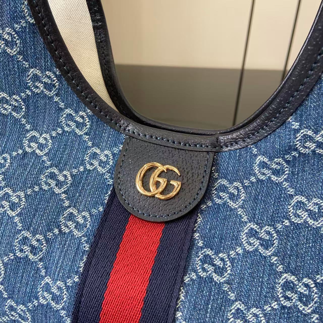 p540。《配全套原厂专柜包装》【新品】Gucci Giglio系列推出小号版本。这款托特包亮相于品牌在佛罗伦萨发布的2026早春时装秀，致敬品牌意大利根源，彰显传承与革新精神。设计以GG丹宁面料匠心打造，饰以织带滚边，配有可拆卸手拿包，更添时尚魅力。
蓝色和白色GG丹宁面料
红蓝织带帆布滚边
浅金色调配件
棕色棉质衬里
双G
可拆卸手拿包
外部：D型环扣
提手（15厘米高）
可拆卸可调节皮革肩带（高度：54厘米 - 63厘米；长度：110厘米 - 129厘米）
隐形磁扣开合
型号：860845。
尺寸：25厘米（宽）x 20厘米（高）x 15厘米（深）
重量：约0.5千克
颜色：蓝皮/牛仔布。
意大利创作