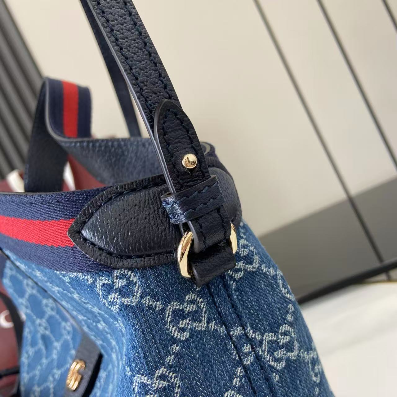 p540。《配全套原厂专柜包装》【新品】Gucci Giglio系列推出小号版本。这款托特包亮相于品牌在佛罗伦萨发布的2026早春时装秀，致敬品牌意大利根源，彰显传承与革新精神。设计以GG丹宁面料匠心打造，饰以织带滚边，配有可拆卸手拿包，更添时尚魅力。
蓝色和白色GG丹宁面料
红蓝织带帆布滚边
浅金色调配件
棕色棉质衬里
双G
可拆卸手拿包
外部：D型环扣
提手（15厘米高）
可拆卸可调节皮革肩带（高度：54厘米 - 63厘米；长度：110厘米 - 129厘米）
隐形磁扣开合
型号：860845。
尺寸：25厘米（宽）x 20厘米（高）x 15厘米（深）
重量：约0.5千克
颜色：蓝皮/牛仔布。
意大利创作