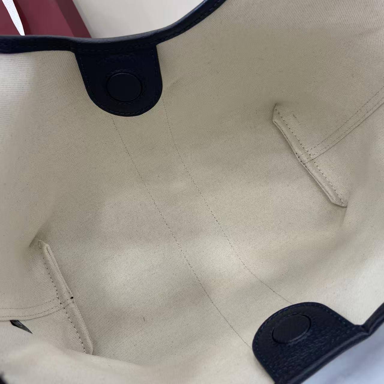 p540。《配全套原厂专柜包装》【新品】Gucci Giglio系列推出小号版本。这款托特包亮相于品牌在佛罗伦萨发布的2026早春时装秀，致敬品牌意大利根源，彰显传承与革新精神。设计以GG丹宁面料匠心打造，饰以织带滚边，配有可拆卸手拿包，更添时尚魅力。
蓝色和白色GG丹宁面料
红蓝织带帆布滚边
浅金色调配件
棕色棉质衬里
双G
可拆卸手拿包
外部：D型环扣
提手（15厘米高）
可拆卸可调节皮革肩带（高度：54厘米 - 63厘米；长度：110厘米 - 129厘米）
隐形磁扣开合
型号：860845。
尺寸：25厘米（宽）x 20厘米（高）x 15厘米（深）
重量：约0.5千克
颜色：蓝皮/牛仔布。
意大利创作