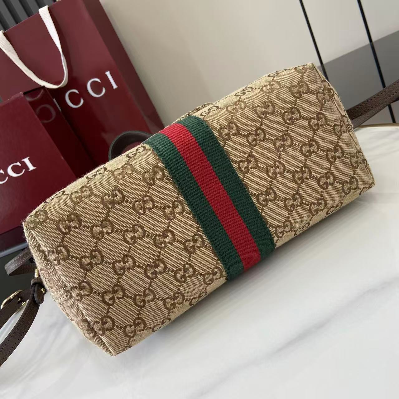 p540。《配全套原厂专柜包装》【新品】Gucci Giglio系列推出小号版本。这款托特包亮相于品牌在佛罗伦萨发布的2026早春时装秀，致敬品牌意大利根源，彰显传承与革新精神。空间宽敞的设计以GG帆布面料匠心打造，饰以织带滚边，配有可拆卸手拿包，更添时尚魅力。
米色和深棕色GG帆布
红绿织带帆布滚边
浅金色调配件
绿色亚麻棉混纺衬里
双G
可拆卸手拿包
外部：D型环扣
提手（15厘米高）
可拆卸可调节皮革肩带（高度：54厘米 - 63厘米；长度：110厘米 - 129厘米）
隐形磁扣开合
型号：860845。
尺寸25厘米（宽）x 20厘米（高）x 15厘米（深）
重量：约0.5千克
颜色：棕色/杏布。
意大利创作