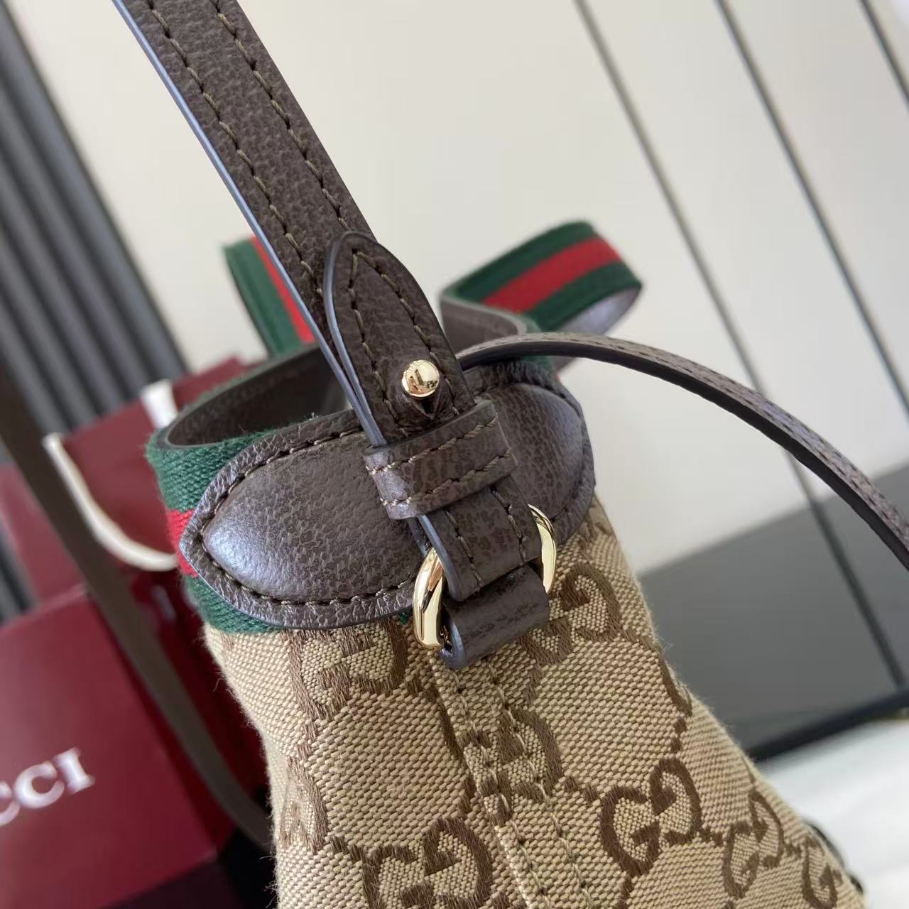 p540。《配全套原厂专柜包装》【新品】Gucci Giglio系列推出小号版本。这款托特包亮相于品牌在佛罗伦萨发布的2026早春时装秀，致敬品牌意大利根源，彰显传承与革新精神。空间宽敞的设计以GG帆布面料匠心打造，饰以织带滚边，配有可拆卸手拿包，更添时尚魅力。
米色和深棕色GG帆布
红绿织带帆布滚边
浅金色调配件
绿色亚麻棉混纺衬里
双G
可拆卸手拿包
外部：D型环扣
提手（15厘米高）
可拆卸可调节皮革肩带（高度：54厘米 - 63厘米；长度：110厘米 - 129厘米）
隐形磁扣开合
型号：860845。
尺寸25厘米（宽）x 20厘米（高）x 15厘米（深）
重量：约0.5千克
颜色：棕色/杏布。
意大利创作