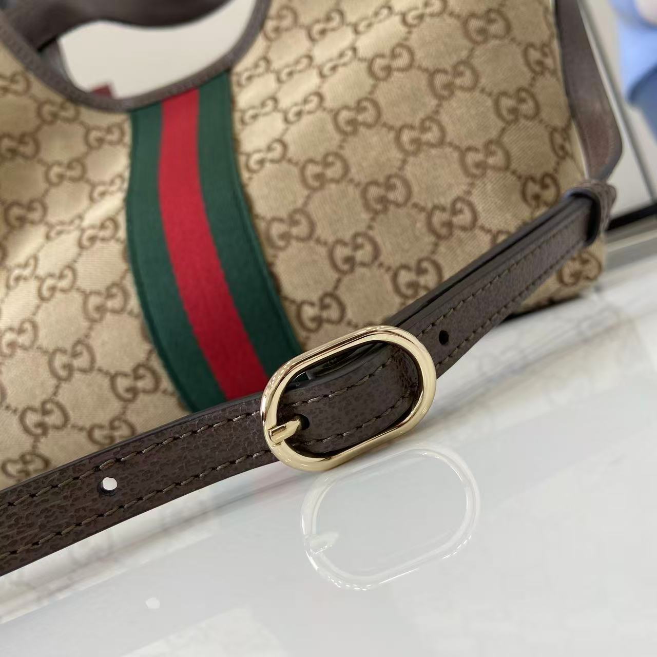 p540。《配全套原厂专柜包装》【新品】Gucci Giglio系列推出小号版本。这款托特包亮相于品牌在佛罗伦萨发布的2026早春时装秀，致敬品牌意大利根源，彰显传承与革新精神。空间宽敞的设计以GG帆布面料匠心打造，饰以织带滚边，配有可拆卸手拿包，更添时尚魅力。
米色和深棕色GG帆布
红绿织带帆布滚边
浅金色调配件
绿色亚麻棉混纺衬里
双G
可拆卸手拿包
外部：D型环扣
提手（15厘米高）
可拆卸可调节皮革肩带（高度：54厘米 - 63厘米；长度：110厘米 - 129厘米）
隐形磁扣开合
型号：860845。
尺寸25厘米（宽）x 20厘米（高）x 15厘米（深）
重量：约0.5千克
颜色：棕色/杏布。
意大利创作