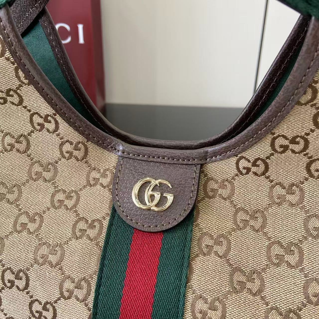 p540。《配全套原厂专柜包装》【新品】Gucci Giglio系列推出小号版本。这款托特包亮相于品牌在佛罗伦萨发布的2026早春时装秀，致敬品牌意大利根源，彰显传承与革新精神。空间宽敞的设计以GG帆布面料匠心打造，饰以织带滚边，配有可拆卸手拿包，更添时尚魅力。
米色和深棕色GG帆布
红绿织带帆布滚边
浅金色调配件
绿色亚麻棉混纺衬里
双G
可拆卸手拿包
外部：D型环扣
提手（15厘米高）
可拆卸可调节皮革肩带（高度：54厘米 - 63厘米；长度：110厘米 - 129厘米）
隐形磁扣开合
型号：860845。
尺寸25厘米（宽）x 20厘米（高）x 15厘米（深）
重量：约0.5千克
颜色：棕色/杏布。
意大利创作