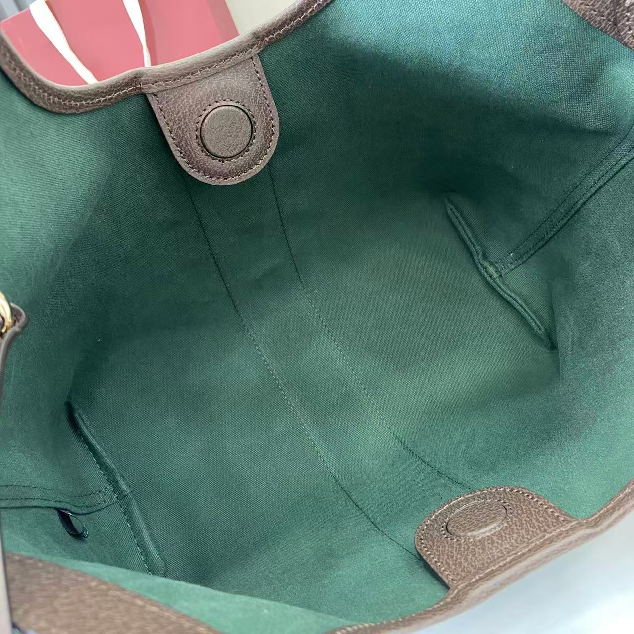 p540。《配全套原厂专柜包装》【新品】Gucci Giglio系列推出小号版本。这款托特包亮相于品牌在佛罗伦萨发布的2026早春时装秀，致敬品牌意大利根源，彰显传承与革新精神。空间宽敞的设计以GG帆布面料匠心打造，饰以织带滚边，配有可拆卸手拿包，更添时尚魅力。
米色和深棕色GG帆布
红绿织带帆布滚边
浅金色调配件
绿色亚麻棉混纺衬里
双G
可拆卸手拿包
外部：D型环扣
提手（15厘米高）
可拆卸可调节皮革肩带（高度：54厘米 - 63厘米；长度：110厘米 - 129厘米）
隐形磁扣开合
型号：860845。
尺寸25厘米（宽）x 20厘米（高）x 15厘米（深）
重量：约0.5千克
颜色：棕色/杏布。
意大利创作