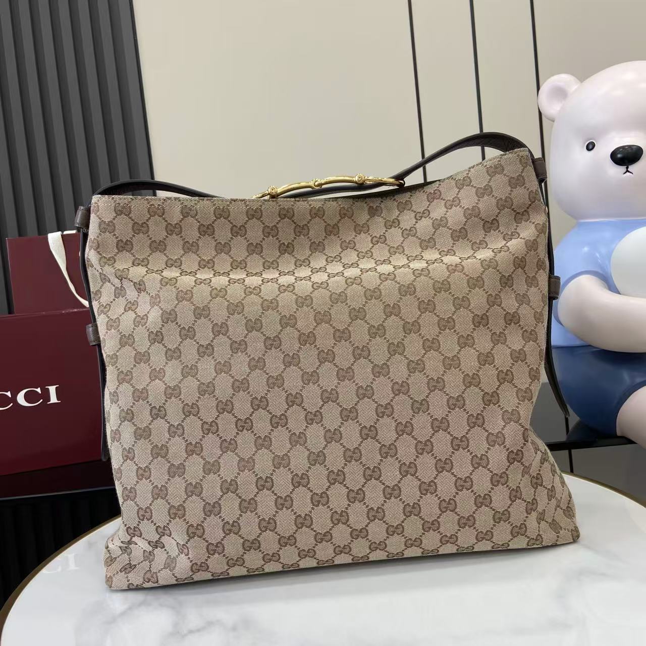 p620。《配全套原厂专柜包装》2025秋冬系列, Gucci Beatrix系列手袋采用牛皮革材质匠心打造，配以饰标志性马衔扣细节肩带，为休闲廓形添注品牌内涵。金色调配件更添精致质感，内里设有一个拉链口袋，确保日常用品安全放置。兼具优雅设计与实用性能，轻松容纳日常必需品。
米色和深棕色GG帆布
金色调配件
绿色棉麻混纺衬里
肩带饰马衔扣细节
内部：拉链袋
可调节肩带高度：26厘米 - 33厘米；长度：94厘米
型号：850546。
尺寸：40厘米（宽）x 36厘米（高）x 12厘米（深）
重量：约1千克
颜色：杏布/棕色。
意大利创作