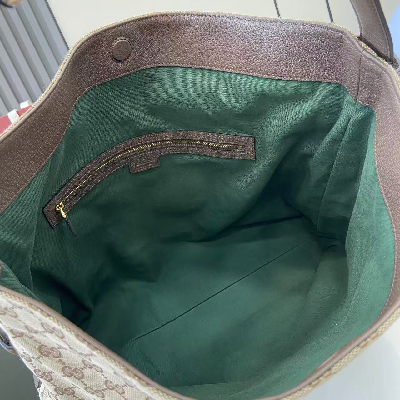 p620。《配全套原厂专柜包装》2025秋冬系列, Gucci Beatrix系列手袋采用牛皮革材质匠心打造，配以饰标志性马衔扣细节肩带，为休闲廓形添注品牌内涵。金色调配件更添精致质感，内里设有一个拉链口袋，确保日常用品安全放置。兼具优雅设计与实用性能，轻松容纳日常必需品。
米色和深棕色GG帆布
金色调配件
绿色棉麻混纺衬里
肩带饰马衔扣细节
内部：拉链袋
可调节肩带高度：26厘米 - 33厘米；长度：94厘米
型号：850546。
尺寸：40厘米（宽）x 36厘米（高）x 12厘米（深）
重量：约1千克
颜色：杏布/棕色。
意大利创作