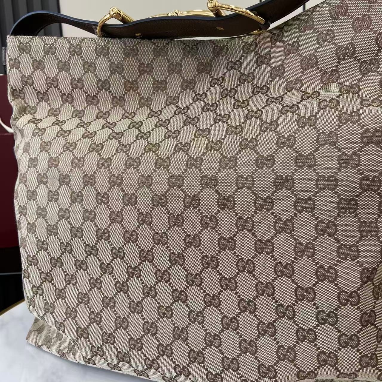 p620。《配全套原厂专柜包装》2025秋冬系列, Gucci Beatrix系列手袋采用牛皮革材质匠心打造，配以饰标志性马衔扣细节肩带，为休闲廓形添注品牌内涵。金色调配件更添精致质感，内里设有一个拉链口袋，确保日常用品安全放置。兼具优雅设计与实用性能，轻松容纳日常必需品。
米色和深棕色GG帆布
金色调配件
绿色棉麻混纺衬里
肩带饰马衔扣细节
内部：拉链袋
可调节肩带高度：26厘米 - 33厘米；长度：94厘米
型号：850546。
尺寸：40厘米（宽）x 36厘米（高）x 12厘米（深）
重量：约1千克
颜色：杏布/棕色。
意大利创作