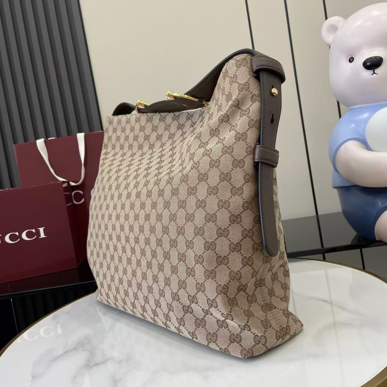 p620。《配全套原厂专柜包装》2025秋冬系列, Gucci Beatrix系列手袋采用牛皮革材质匠心打造，配以饰标志性马衔扣细节肩带，为休闲廓形添注品牌内涵。金色调配件更添精致质感，内里设有一个拉链口袋，确保日常用品安全放置。兼具优雅设计与实用性能，轻松容纳日常必需品。
米色和深棕色GG帆布
金色调配件
绿色棉麻混纺衬里
肩带饰马衔扣细节
内部：拉链袋
可调节肩带高度：26厘米 - 33厘米；长度：94厘米
型号：850546。
尺寸：40厘米（宽）x 36厘米（高）x 12厘米（深）
重量：约1千克
颜色：杏布/棕色。
意大利创作