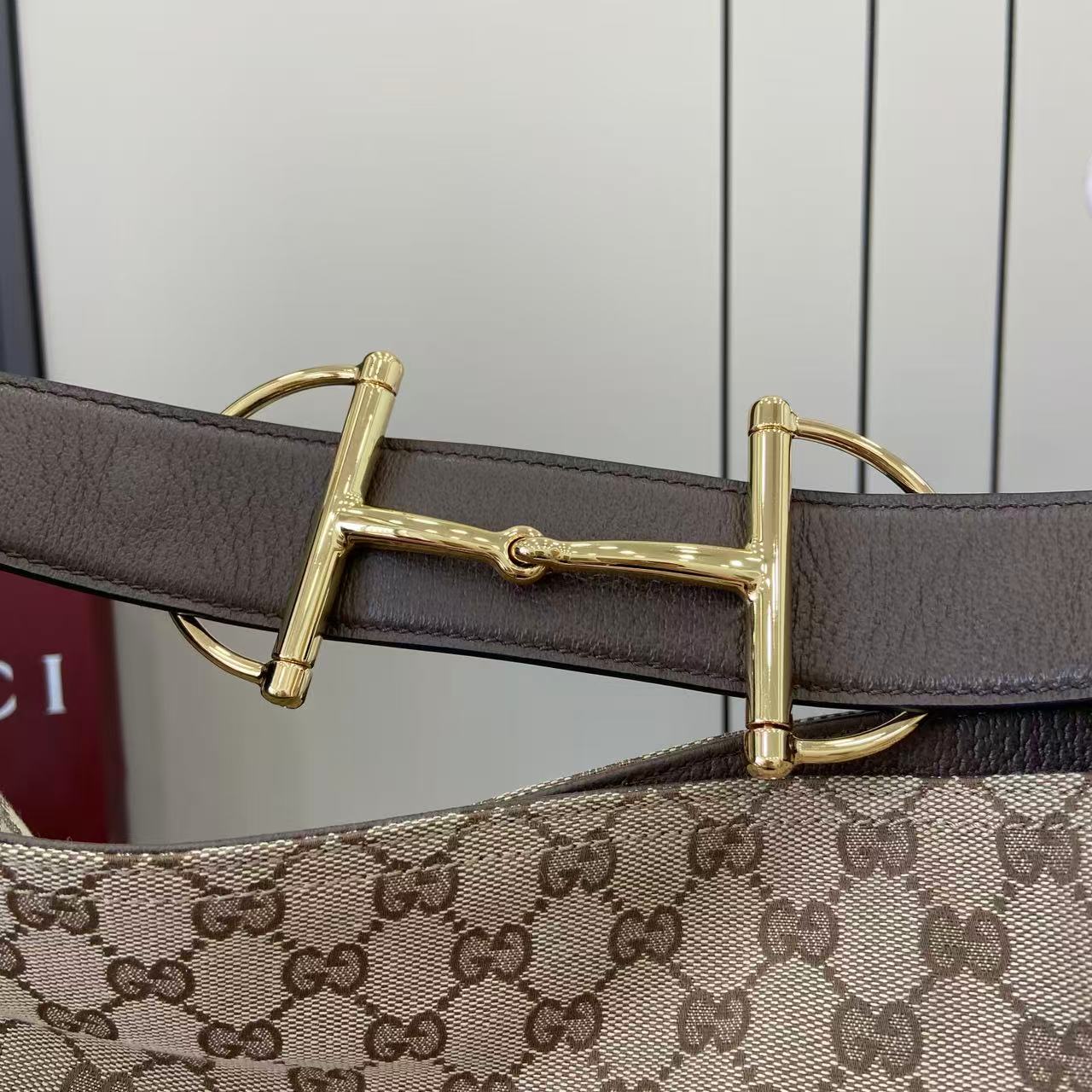 p620。《配全套原厂专柜包装》2025秋冬系列, Gucci Beatrix系列手袋采用牛皮革材质匠心打造，配以饰标志性马衔扣细节肩带，为休闲廓形添注品牌内涵。金色调配件更添精致质感，内里设有一个拉链口袋，确保日常用品安全放置。兼具优雅设计与实用性能，轻松容纳日常必需品。
米色和深棕色GG帆布
金色调配件
绿色棉麻混纺衬里
肩带饰马衔扣细节
内部：拉链袋
可调节肩带高度：26厘米 - 33厘米；长度：94厘米
型号：850546。
尺寸：40厘米（宽）x 36厘米（高）x 12厘米（深）
重量：约1千克
颜色：杏布/棕色。
意大利创作