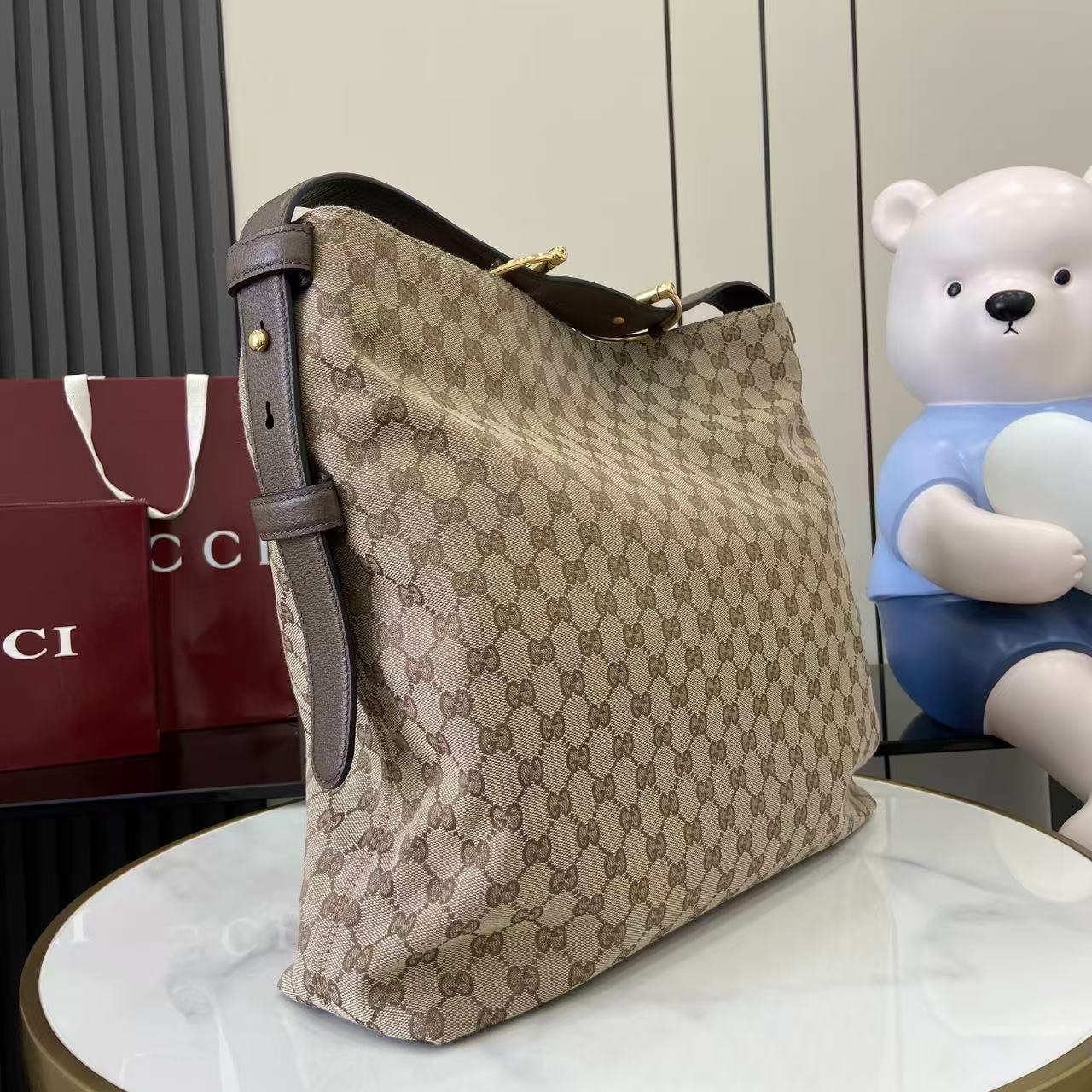 p620。《配全套原厂专柜包装》2025秋冬系列, Gucci Beatrix系列手袋采用牛皮革材质匠心打造，配以饰标志性马衔扣细节肩带，为休闲廓形添注品牌内涵。金色调配件更添精致质感，内里设有一个拉链口袋，确保日常用品安全放置。兼具优雅设计与实用性能，轻松容纳日常必需品。
米色和深棕色GG帆布
金色调配件
绿色棉麻混纺衬里
肩带饰马衔扣细节
内部：拉链袋
可调节肩带高度：26厘米 - 33厘米；长度：94厘米
型号：850546。
尺寸：40厘米（宽）x 36厘米（高）x 12厘米（深）
重量：约1千克
颜色：杏布/棕色。
意大利创作