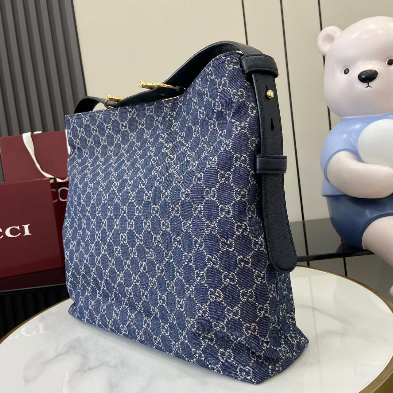 p620。《配全套原厂专柜包装》2025秋冬系列, Gucci Beatrix系列手袋采用牛皮革材质匠心打造，配以饰标志性马衔扣细节肩带，为休闲廓形添注品牌内涵。金色调配件更添精致质感，内里设有一个拉链口袋，确保日常用品安全放置。兼具优雅设计与实用性能，轻松容纳日常必需品。
蓝色和白色GG丹宁
金色调配件
棕色棉麻混纺衬里
肩带饰马衔扣细节
内部：拉链袋
可调节肩带高度：26厘米 - 33厘米；长度：94厘米
型号：850546。
尺寸：40厘米（宽）x 36厘米（高）x 12厘米（深）
重量：约1千克
颜色：蓝牛仔/蓝皮。
意大利创作