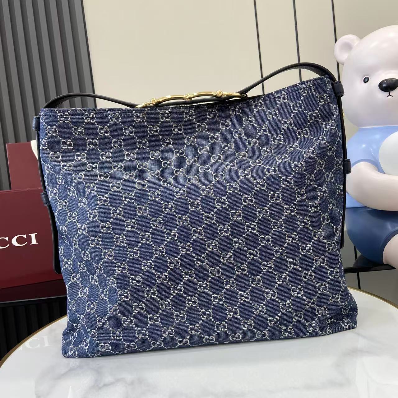 p620。《配全套原厂专柜包装》2025秋冬系列, Gucci Beatrix系列手袋采用牛皮革材质匠心打造，配以饰标志性马衔扣细节肩带，为休闲廓形添注品牌内涵。金色调配件更添精致质感，内里设有一个拉链口袋，确保日常用品安全放置。兼具优雅设计与实用性能，轻松容纳日常必需品。
蓝色和白色GG丹宁
金色调配件
棕色棉麻混纺衬里
肩带饰马衔扣细节
内部：拉链袋
可调节肩带高度：26厘米 - 33厘米；长度：94厘米
型号：850546。
尺寸：40厘米（宽）x 36厘米（高）x 12厘米（深）
重量：约1千克
颜色：蓝牛仔/蓝皮。
意大利创作