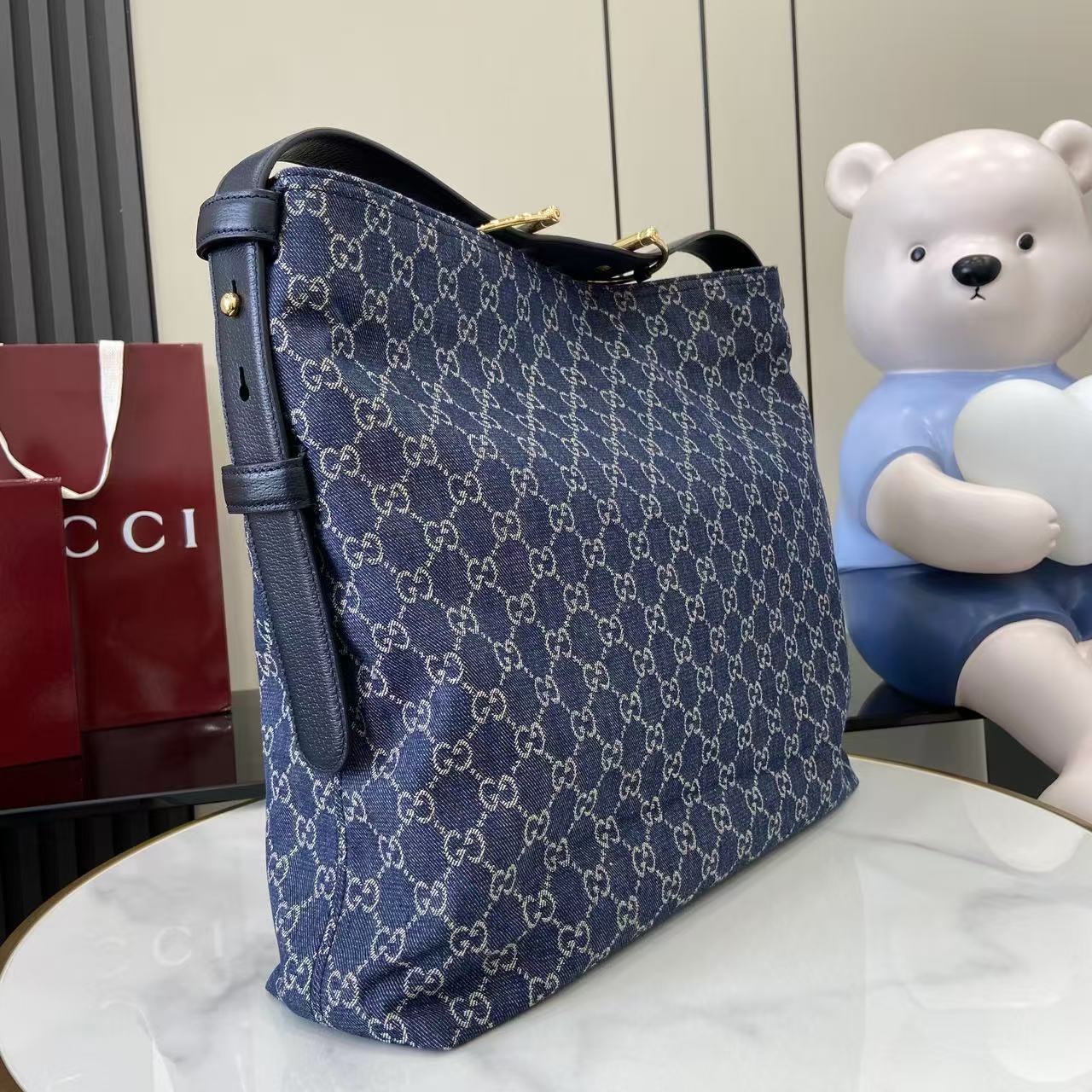 p620。《配全套原厂专柜包装》2025秋冬系列, Gucci Beatrix系列手袋采用牛皮革材质匠心打造，配以饰标志性马衔扣细节肩带，为休闲廓形添注品牌内涵。金色调配件更添精致质感，内里设有一个拉链口袋，确保日常用品安全放置。兼具优雅设计与实用性能，轻松容纳日常必需品。
蓝色和白色GG丹宁
金色调配件
棕色棉麻混纺衬里
肩带饰马衔扣细节
内部：拉链袋
可调节肩带高度：26厘米 - 33厘米；长度：94厘米
型号：850546。
尺寸：40厘米（宽）x 36厘米（高）x 12厘米（深）
重量：约1千克
颜色：蓝牛仔/蓝皮。
意大利创作