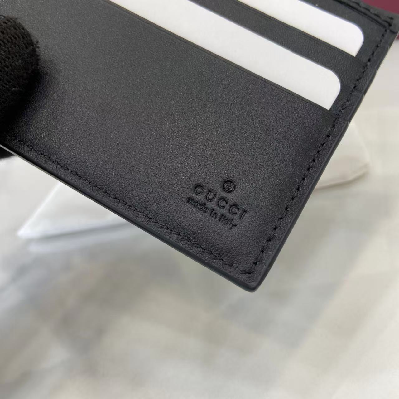 p180。《配全套原厂专柜包装》2025秋冬系列选用马衔扣图案装点甄选小皮件，成就品牌美学设计。这款双折钱包以牛皮革匠心打造，经典元素点缀其上。
黑色光面牛皮革
钯金色调配件
马衔扣
内部：八个卡片隔层，两个钞票隔层
型号：846950。
闭合时尺寸：11厘米（宽）x 9厘米（高）；
打开时尺寸：21厘米（宽）x 9厘米（高）
颜色：黑皮。
意大利创作