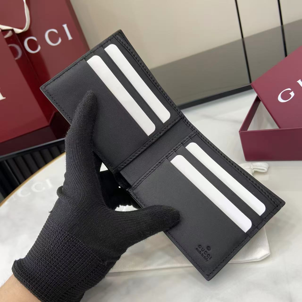p180。《配全套原厂专柜包装》2025秋冬系列选用马衔扣图案装点甄选小皮件，成就品牌美学设计。这款双折钱包以牛皮革匠心打造，经典元素点缀其上。
黑色光面牛皮革
钯金色调配件
马衔扣
内部：八个卡片隔层，两个钞票隔层
型号：846950。
闭合时尺寸：11厘米（宽）x 9厘米（高）；
打开时尺寸：21厘米（宽）x 9厘米（高）
颜色：黑皮。
意大利创作