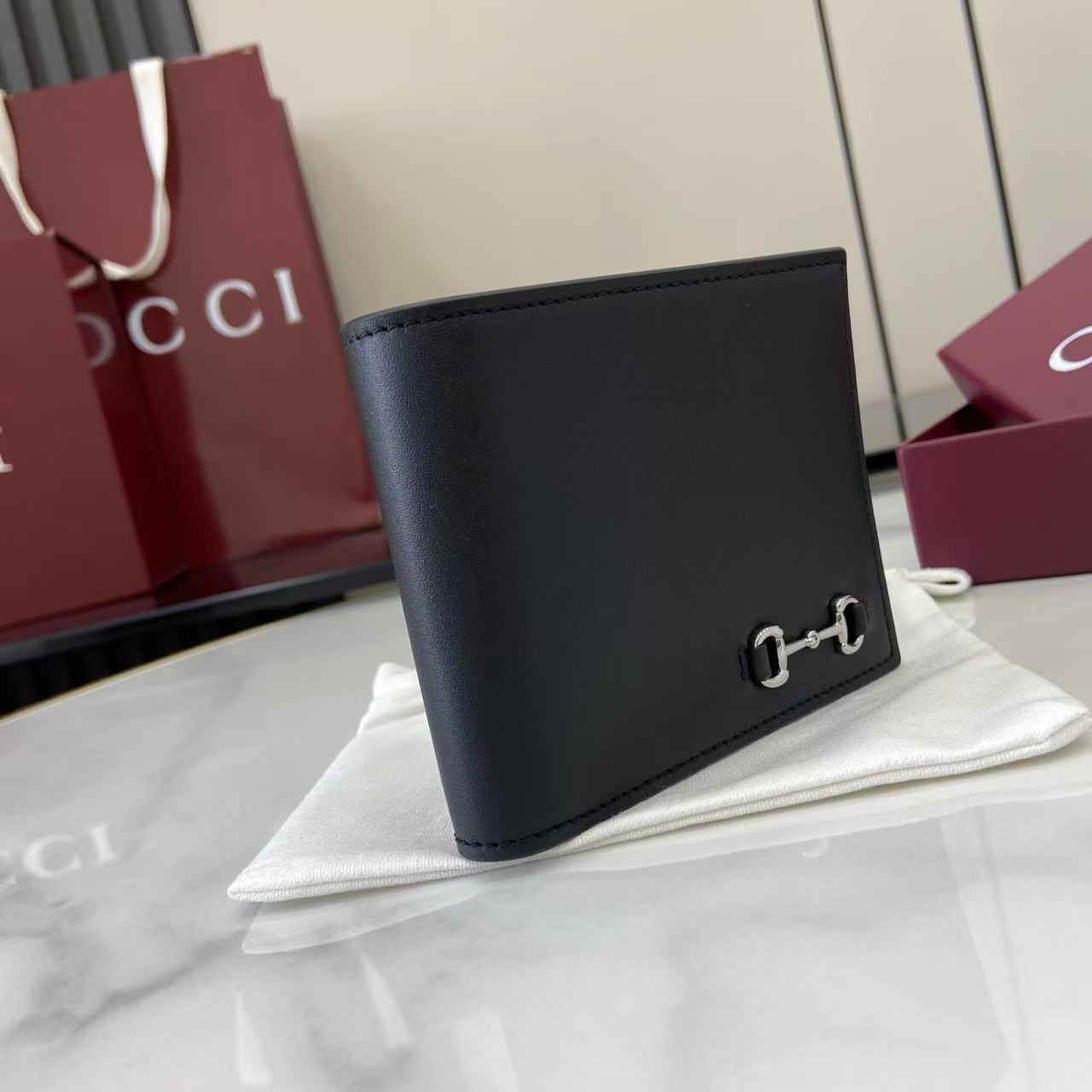 p180。《配全套原厂专柜包装》2025秋冬系列选用马衔扣图案装点甄选小皮件，成就品牌美学设计。这款双折钱包以牛皮革匠心打造，经典元素点缀其上。
黑色光面牛皮革
钯金色调配件
马衔扣
内部：八个卡片隔层，两个钞票隔层
型号：846950。
闭合时尺寸：11厘米（宽）x 9厘米（高）；
打开时尺寸：21厘米（宽）x 9厘米（高）
颜色：黑皮。
意大利创作