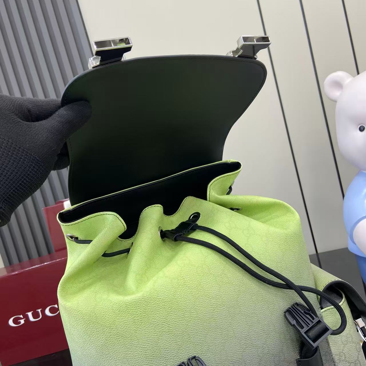 p660。《配全套原厂专柜包装》别开生面的绿色调渐变效果印花为这款基础功能单品倍添时尚美感。这款背包选用GG字母交织图案涂层织物匠心打造，通体渐变印花彰显设计匠心。
渐变柠檬绿色和黑色GG字母交织图案涂层织物
通体渐变印花
黑色棉麻混纺衬里
背面采用加衬网眼材质
帆布肩带
两个侧袋，配搭扣开合
内部：1个带衬垫的笔记本电脑隔层
顶部提手（8厘米高）
抽绳开合，配翻盖
型号：792080。
尺寸：35厘米（宽）x 46厘米（高）x 12厘米（深）
重量：约1.49千克
颜色：渐变绿/pvc。
意大利创作