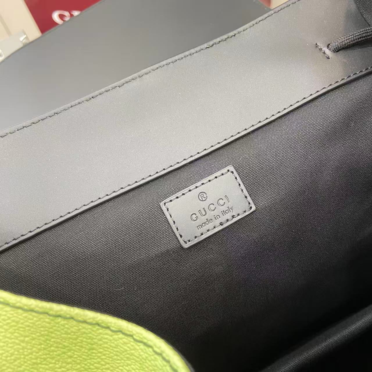 p660。《配全套原厂专柜包装》别开生面的绿色调渐变效果印花为这款基础功能单品倍添时尚美感。这款背包选用GG字母交织图案涂层织物匠心打造，通体渐变印花彰显设计匠心。
渐变柠檬绿色和黑色GG字母交织图案涂层织物
通体渐变印花
黑色棉麻混纺衬里
背面采用加衬网眼材质
帆布肩带
两个侧袋，配搭扣开合
内部：1个带衬垫的笔记本电脑隔层
顶部提手（8厘米高）
抽绳开合，配翻盖
型号：792080。
尺寸：35厘米（宽）x 46厘米（高）x 12厘米（深）
重量：约1.49千克
颜色：渐变绿/pvc。
意大利创作