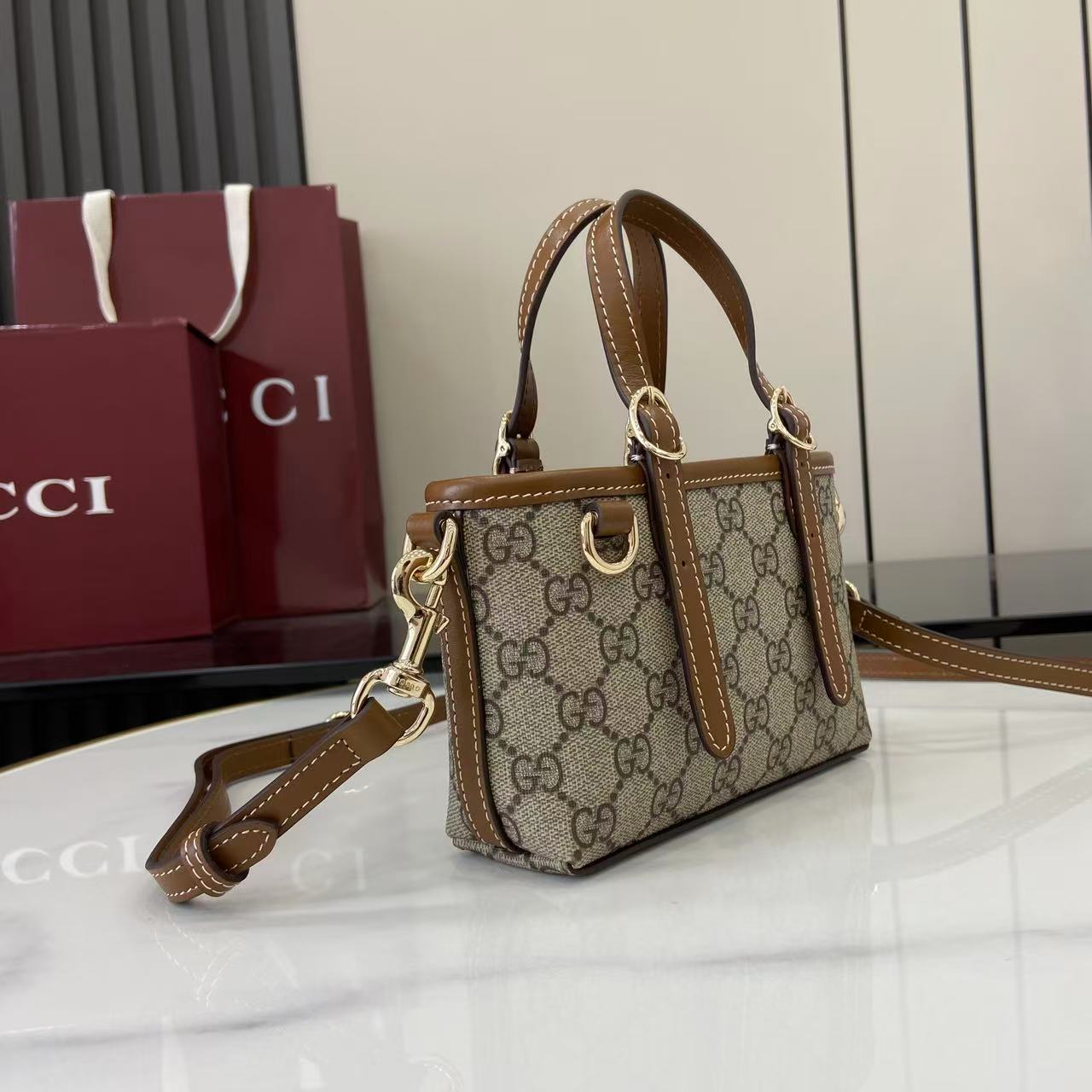 Сумка Gucci с монограммой и кожаной отделкой