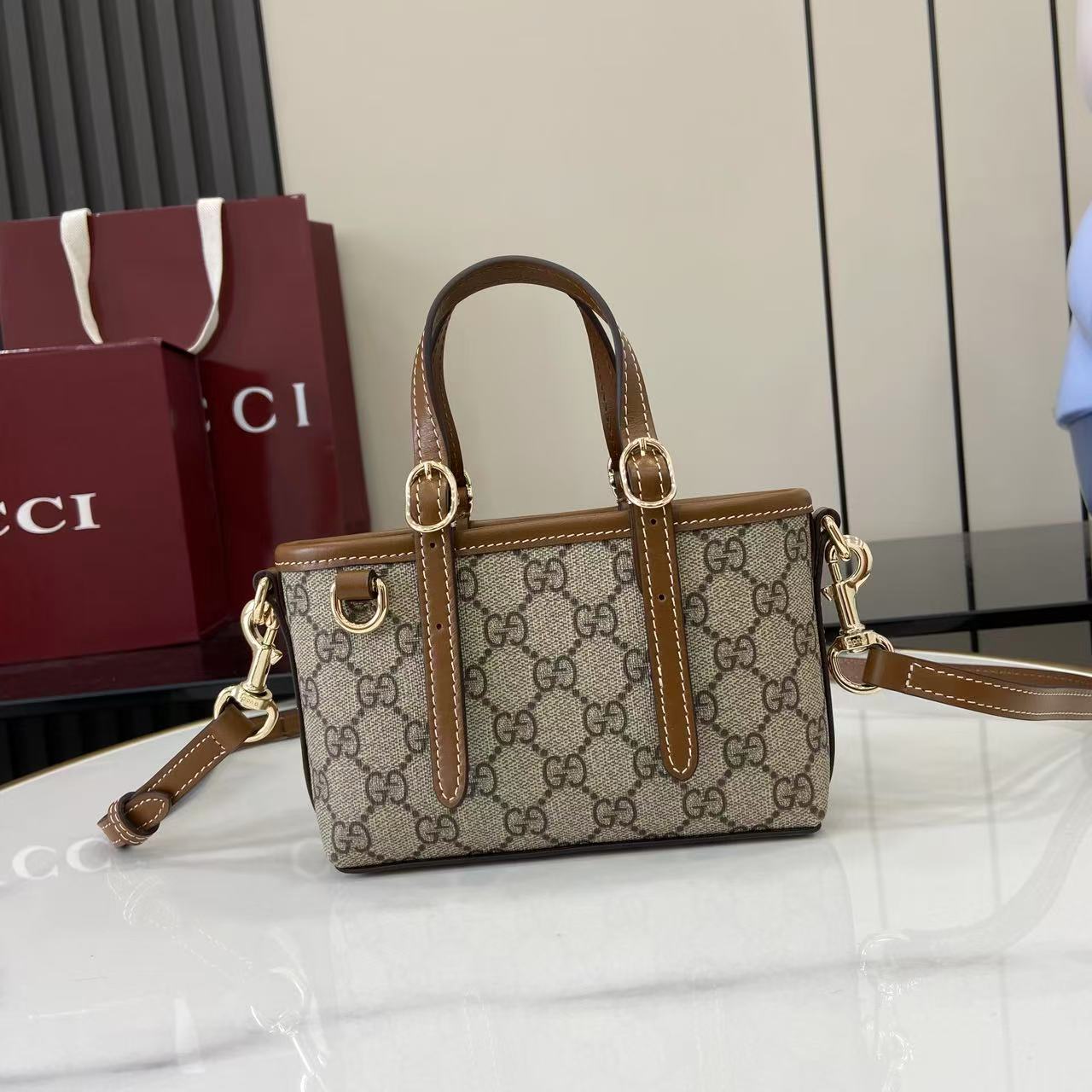 Сумка Gucci с монограммой и кожаной отделкой