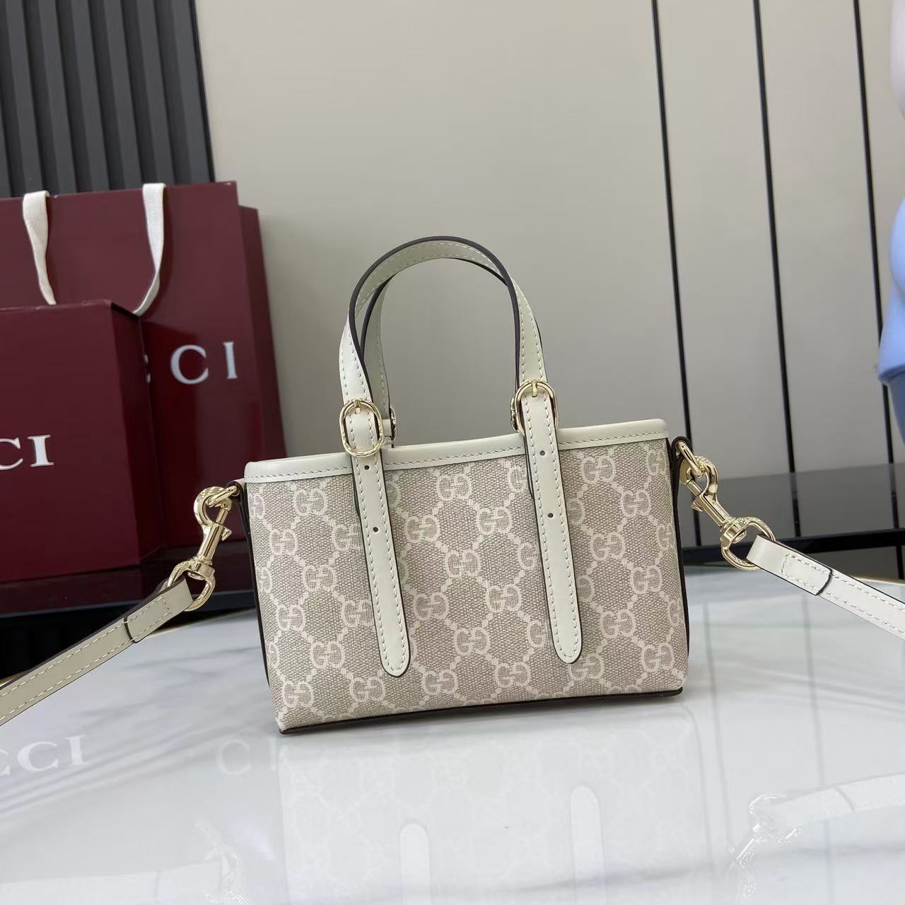 Сумка Gucci с монограммой и ремнем
