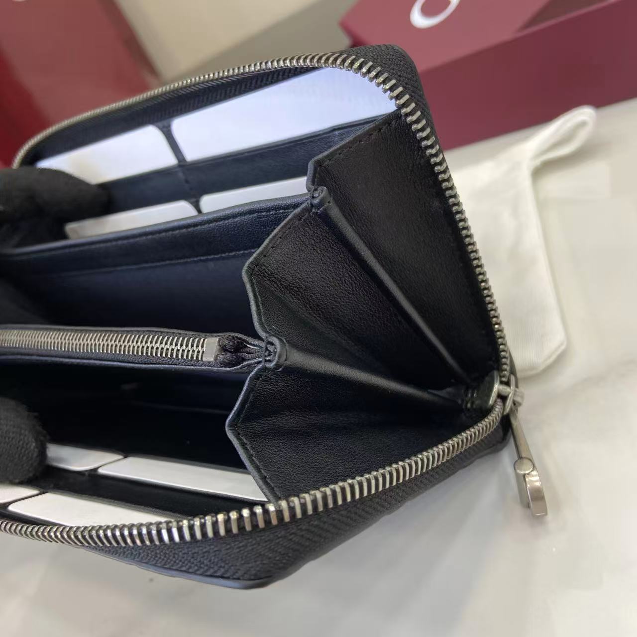 p250。《配全套原厂专柜包装》GG Emblem系列以饰GG印花压纹图案光面牛皮革焕新演绎品牌历久弥新的优雅风范和精湛工艺。这款拉链钱包以GG印花压纹牛皮革匠心打造，为全新小巧配饰系列再添新作。
黑色GG印花压纹牛皮革
黑色塔夫绸衬里
内部：12个卡片隔层、3个钞票隔层和1个拉链零钱袋
拉链开合
型号：860868。
尺寸：19厘米（宽）x 10.5厘米（高）x 2.5厘米（深）
重量：约230克
颜色：黑色压花。