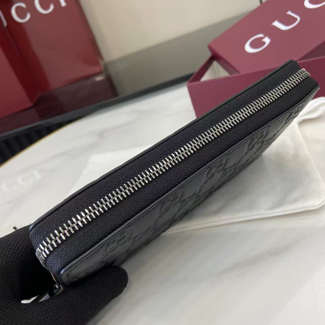 p250。《配全套原厂专柜包装》GG Emblem系列以饰GG印花压纹图案光面牛皮革焕新演绎品牌历久弥新的优雅风范和精湛工艺。这款拉链钱包以GG印花压纹牛皮革匠心打造，为全新小巧配饰系列再添新作。
黑色GG印花压纹牛皮革
黑色塔夫绸衬里
内部：12个卡片隔层、3个钞票隔层和1个拉链零钱袋
拉链开合
型号：860868。
尺寸：19厘米（宽）x 10.5厘米（高）x 2.5厘米（深）
重量：约230克
颜色：黑色压花。