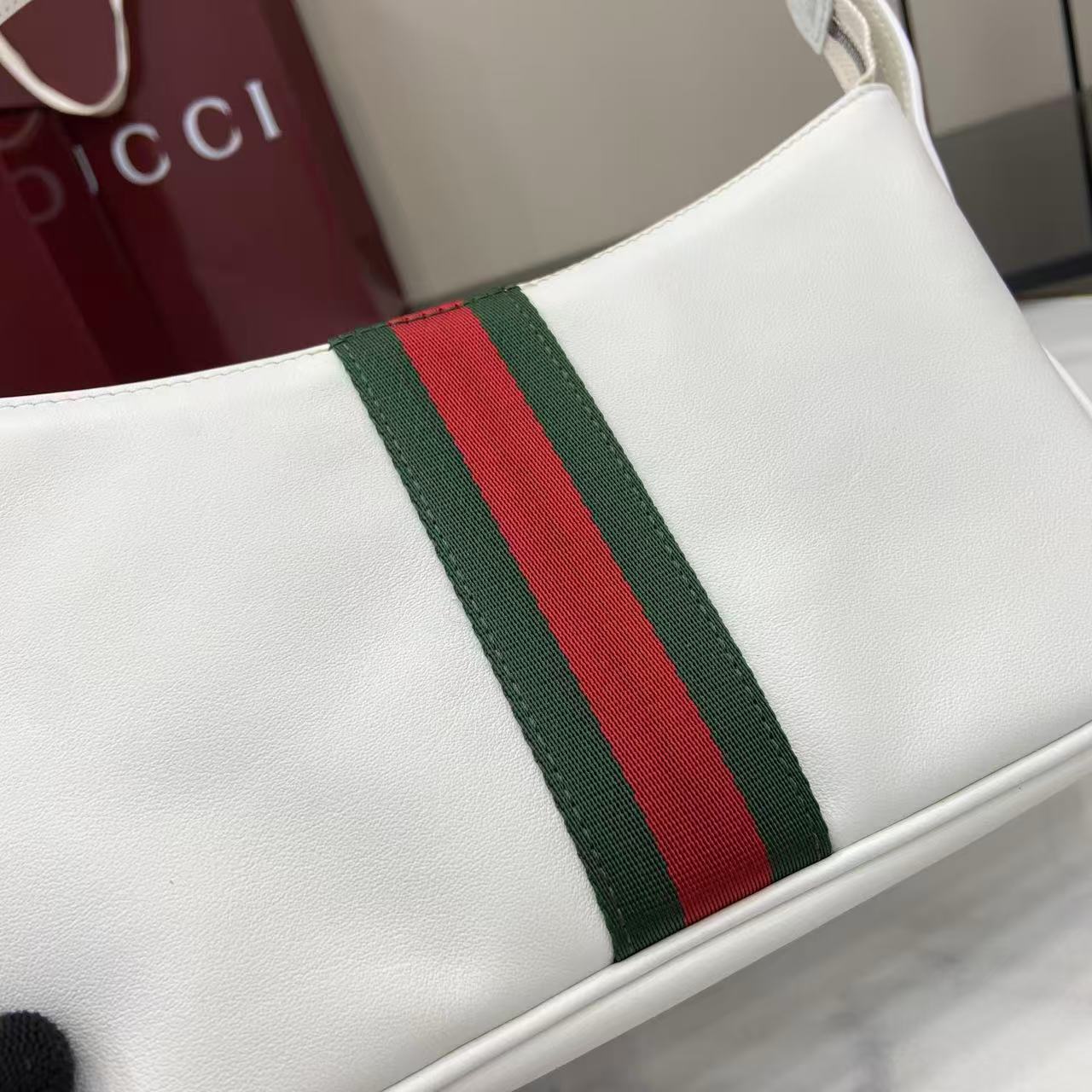 p490。《配全套原厂专柜包装》Gucci新系列杀疯了！Demna的设计眼光绝了
时装周黑马非Gucci莫属！Demna带来的&ldquo;La Famiglia&rdquo;系列，把Gucci的复古奢华玩出了新高度。
新品的每一处细节都透着设计师的巧思，经典元素被重新演绎后更具辨识度。
从日常腋下包到晚宴流苏包，风格跨度大却又统一得很高级。
白色皮革
棕色绵麻衬里
内部：1个拉链袋
型号：863406。
尺寸：22.5x12.5x3.5cm。
颜色：白色全皮。
意大利创作
