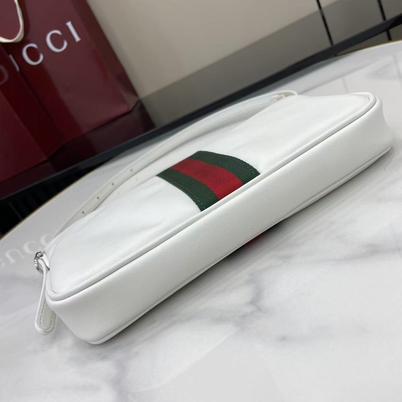 p490。《配全套原厂专柜包装》Gucci新系列杀疯了！Demna的设计眼光绝了
时装周黑马非Gucci莫属！Demna带来的&ldquo;La Famiglia&rdquo;系列，把Gucci的复古奢华玩出了新高度。
新品的每一处细节都透着设计师的巧思，经典元素被重新演绎后更具辨识度。
从日常腋下包到晚宴流苏包，风格跨度大却又统一得很高级。
白色皮革
棕色绵麻衬里
内部：1个拉链袋
型号：863406。
尺寸：22.5x12.5x3.5cm。
颜色：白色全皮。
意大利创作
